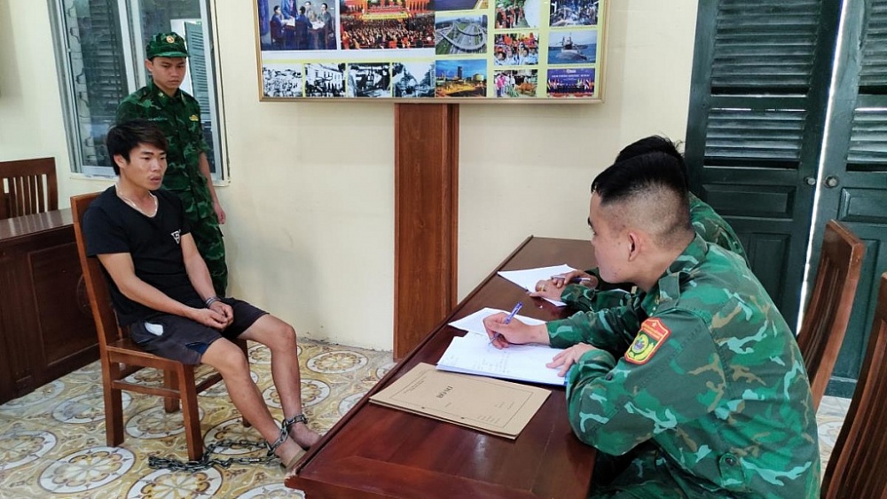 Lực lượng Biên phòng Lạng Sơn lấy lời khai của đối tượng Lăng Văn Bảy. Ảnh: Vi Toàn