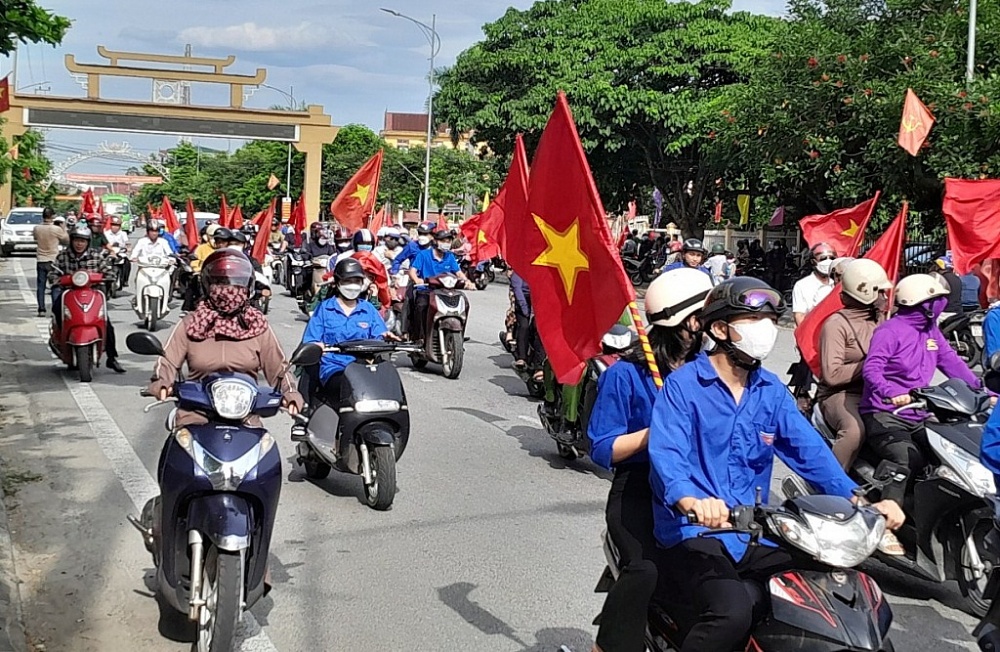 Đoàn tuyên truyền diễu hành qua các tuyến phố của huyện Nghi Xuân. Ảnh: Đình Thông