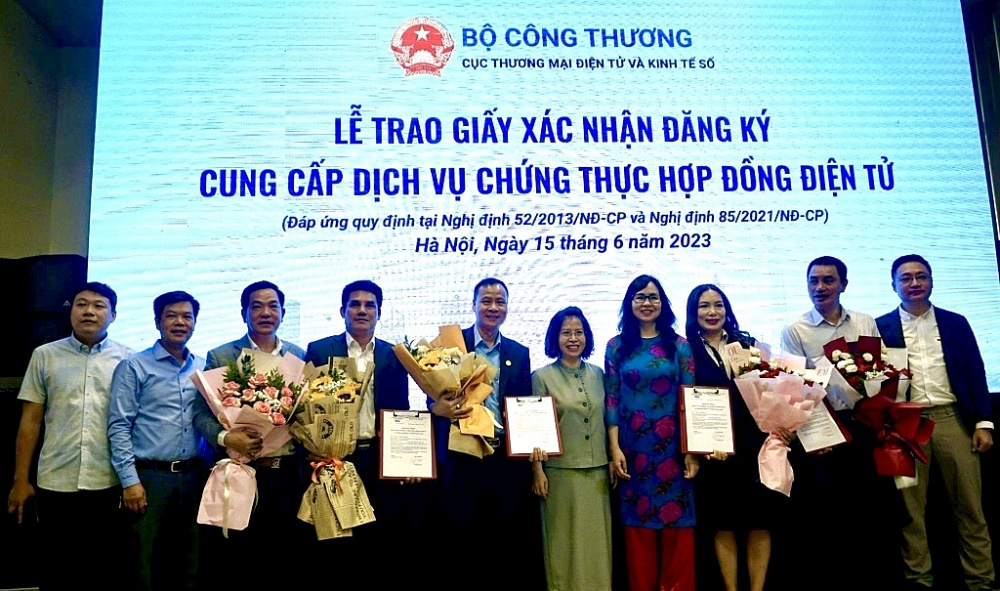 Trao giấy xác nhận đăng ký cung cấp dịch vụ chứng thực hợp đồng điện tử cho 5 doanh nghiệp