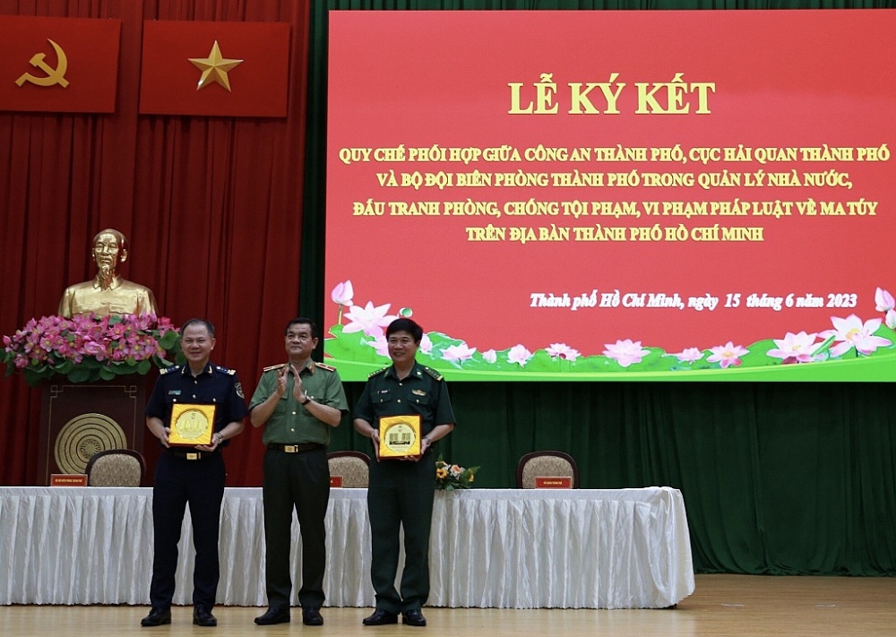 Thiếu tướng Lê Hồng Nam tăng quà lưu niệm cho Cục trưởng Hải quan TPHCM và 