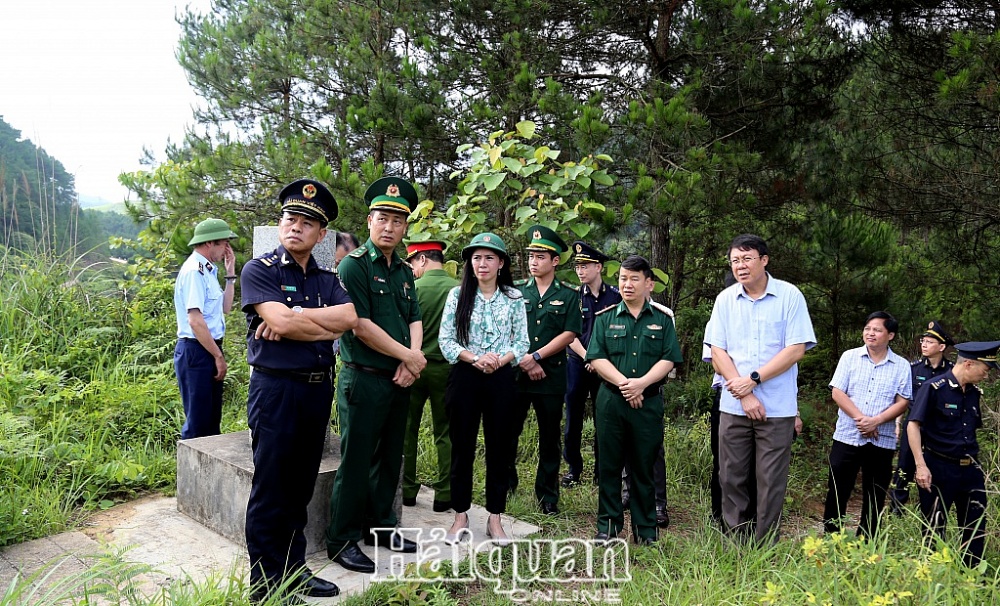 Bà Đoàn Thu Hà cùng đại diện lãnh đạo các cơ quan, lực lượng kiểm tra tình hình khu vực cửa khẩu. Ảnh: Mai Lưu