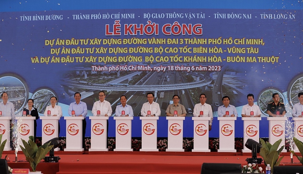 Thủ tướng Phạm Minh Chính bấm nút khởi công 3 dự án giao thông trọng điểm