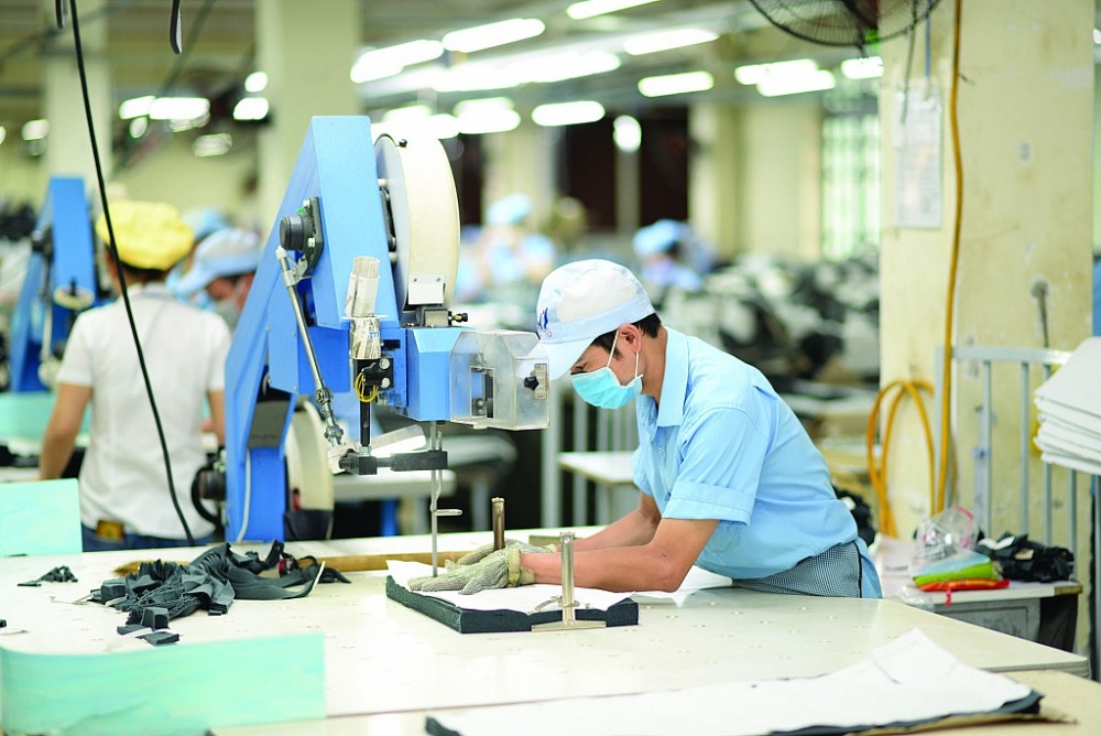 Đổi mới công nghệ, tăng năng suất lao động trong ngành dệt may. 	Ảnh: Vietnam+