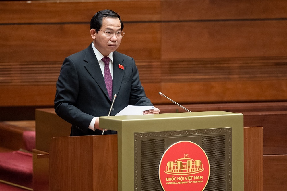 Chủ nhiệm Ủy ban Tài chính – Ngân sách Lê Quang Mạnh trình bày tóm tắt Báo cáo tiếp thu, giải trình về quyết về quyết toán ngân sách nhà nước năm 2021. Ảnh: Quochoi.vn