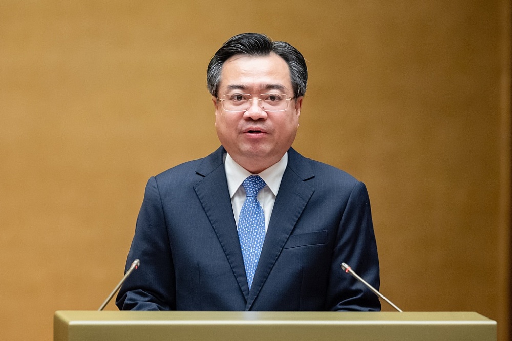 Bộ trưởng Bộ Xây dựng Nguyễn Thanh Nghị trình bày tờ trình. Ảnh: Quochoi.vn