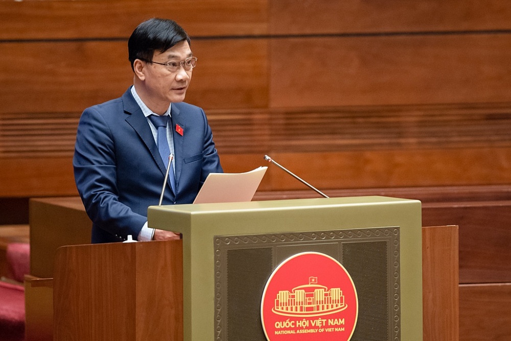 Chủ nhiệm Ủy ban Kinh tế Vũ Hồng Thanh trình bày báo cáo thẩm tra. Ảnh: Quochoi.vn