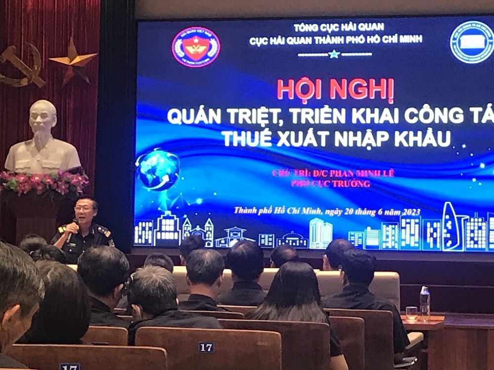 Phó Cục trưởng Cục Hải quan TPHCm Phan Minh Lê chia sẻ tại hội nghị. 