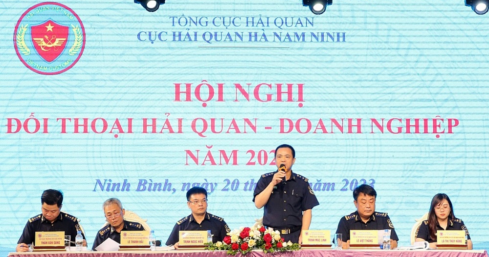 Đại diện lãnh đạo Cục Hải quan Hà Nam Ninh trả lời cụ thể từng vướng mắc cho DN. Ảnh: H.Nụ