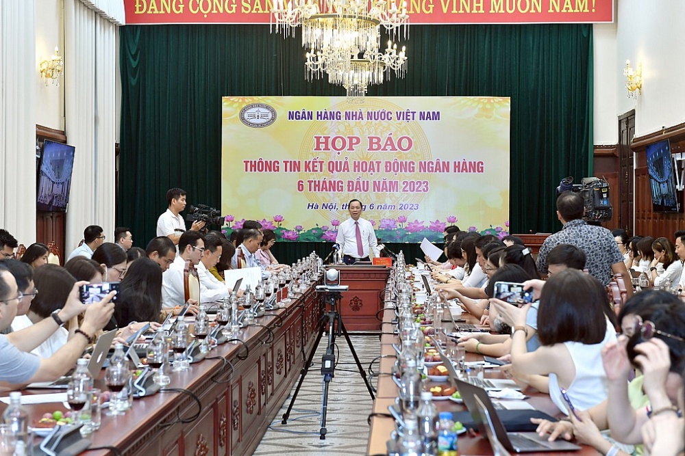 Phó Thống đốc NHNN Đào Minh Tú trả lời các câu hỏi của báo chí.