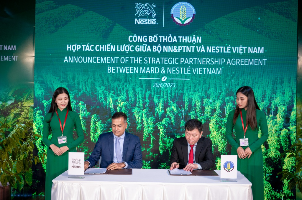 Ông Nguyễn Đỗ Anh Tuấn - Vụ trưởng Vụ Hợp tác Quốc tế, Bộ NN-PTNT (bên phải) và ông Binu Jacob, Tổng giám đốc Nestlé Việt Nam tại lễ ký kết biên bản ghi nhớ hợp tác vào ngày 20_06. . 