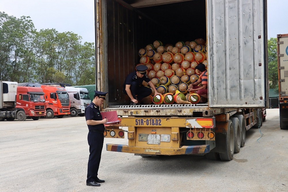 Hàng hóa tại Địa điểm tập kết, kiểm tra hàng hóa xuất nhập khẩu của Công ty TNHH thương mại vận tải Phú Anh ở khu vực cửa khẩu Tà Lùng hiện chủ yếu là nông sản. 	Ảnh: T.Bình