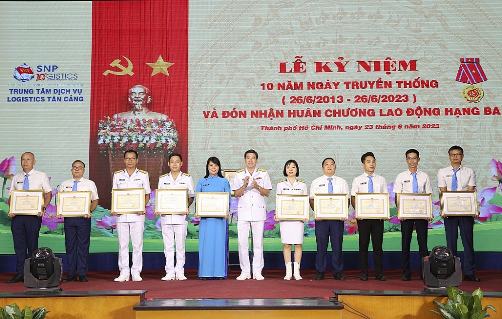 Trung tâm dịch vụ Logistics Tân Cảng đón nhận Huân chương lao động hạng Ba