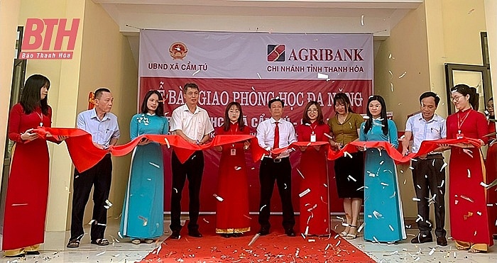 Công trình 4 phòng học đa năng cho Trường THCS Cẩm Tú Cẩm Thủy, Thanh Hóa được Agribank hỗ trợ 2,4 tỷ đồng đã được khánh thành trong niềm hân hoan của thầy và trò.