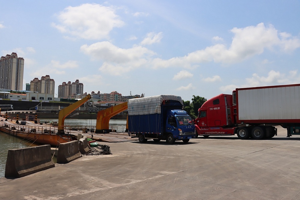 Hoạt động xuất nhập khẩu qua Lối mở cầu phao Km3+4, Móng Cái, Quảng Ninh đầu tháng 6/2023. Ảnh: Q.H