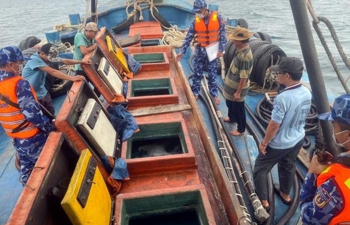 Cảnh sát biển bắt giữ tàu cá vận chuyển 60.000 lít dầu DO không rõ nguồn gốc