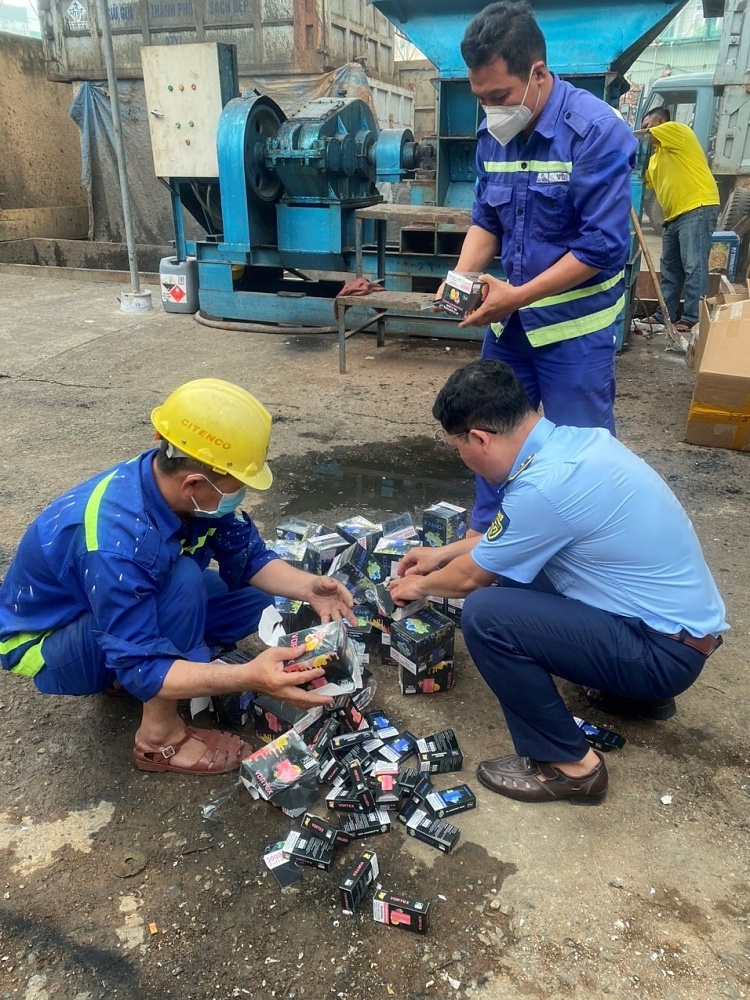 Tiêu hủy trên 12.000 sản phẩm giả nhãn hiệu và thuốc lá điện tử