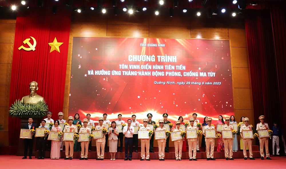 UBND tỉnh tặng bằng khen cho 32 cá nhân điển hình tiên tiến trong công tác phòng, chống ma túy của tỉnh Quảng Ninh. 