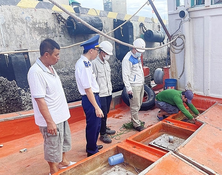 Lực lượng Cảnh sát biển kiểm tra số dầu vi phạm trên tàu.