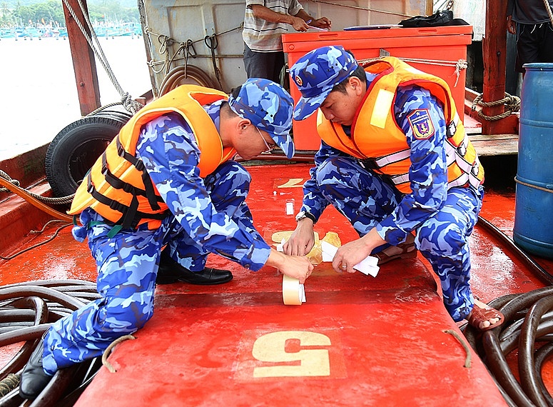 Lực lượng Cảnh sát biển niêm phong số dầu vi phạm trên tàu.