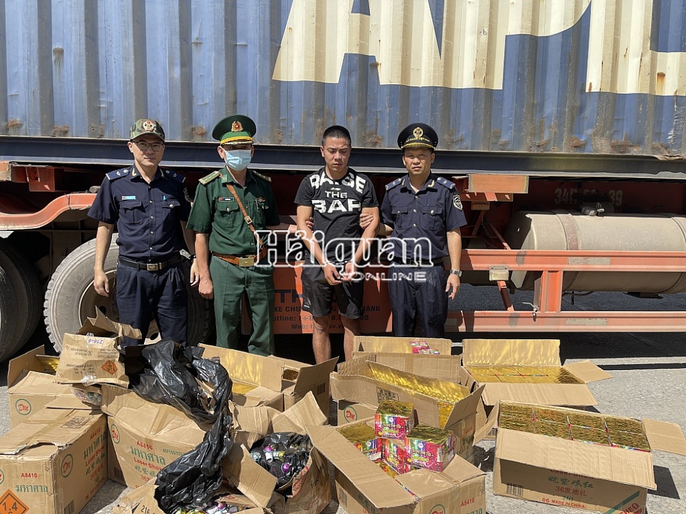 Hải quan Cha Lo khởi tố vụ vận chuyển gần 300 kg pháo nổ