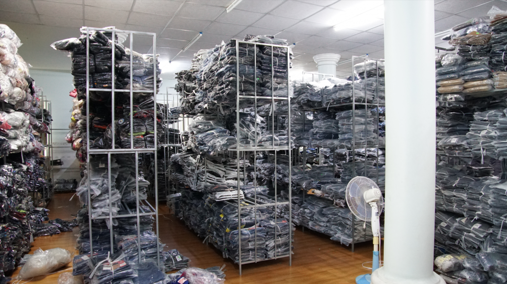 35 tấn quần áo không rõ nguồn gốc tại một cửa hàng