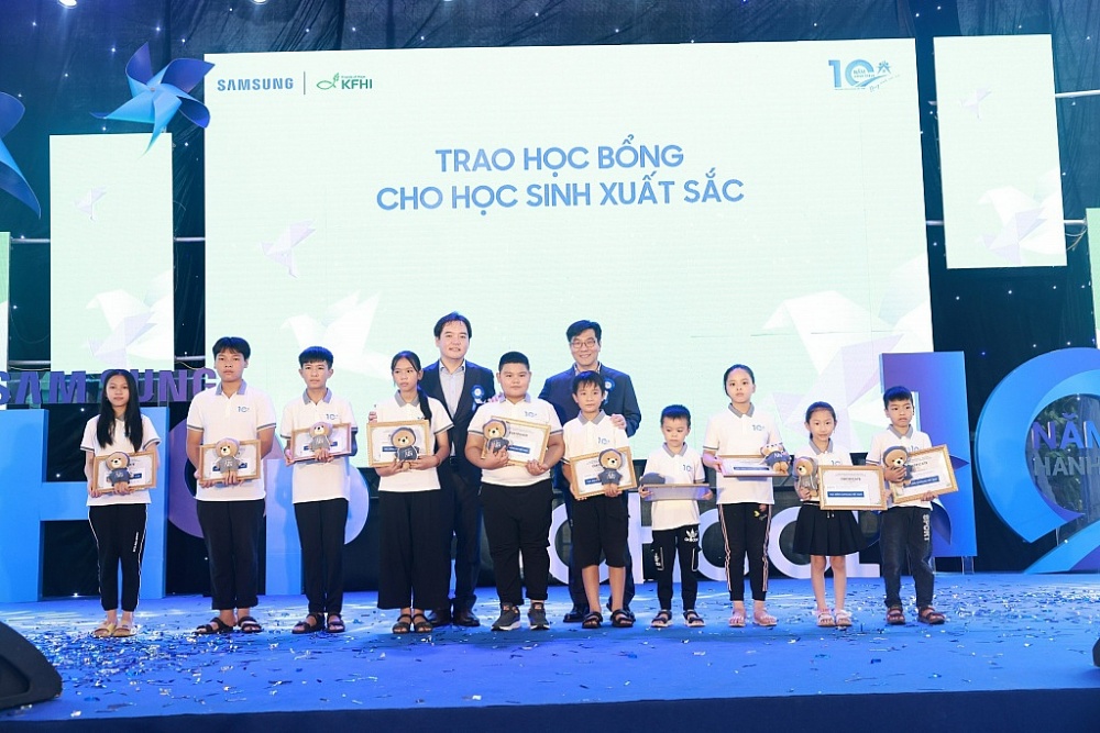 Trao tặng học bổng cho các em học sinh có thành tích học tập xuất sắc.