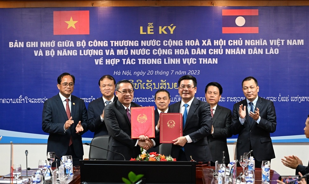 Bộ trưởng Bộ Công Thương Việt Nam Nguyễn Hồng Diên đã cùng với Bộ trưởng Bộ Năng lượng và Mỏ Lào Phosay Sayasone ký Bản ghi nhớ.