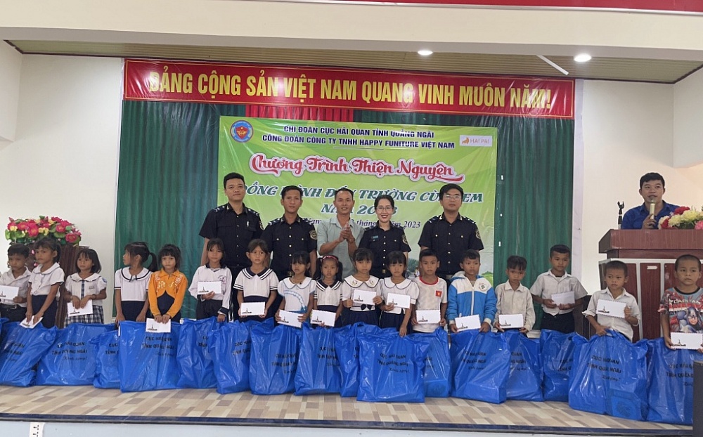 Đoàn Thanh niên Hải quan Quảng Ngãi tặng quà cho học sinh có hoàn cảnh khó khăn