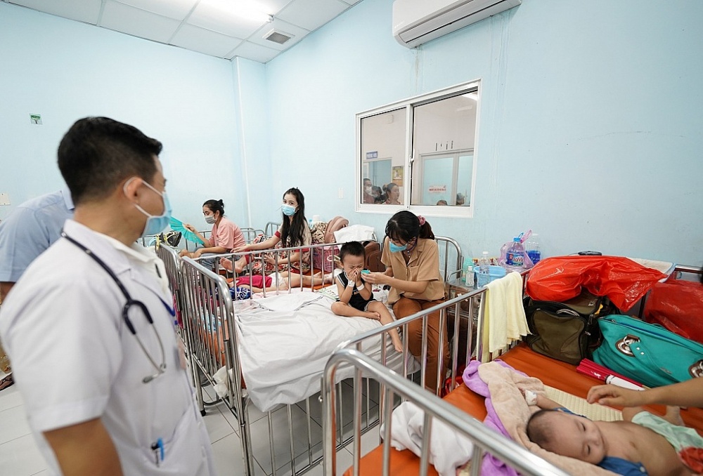 Bệnh nhi điều trị tay chân miệng tại Bệnh viện Nhi Đồng 1, TPHCM. Ảnh: Phạm Nguyễn