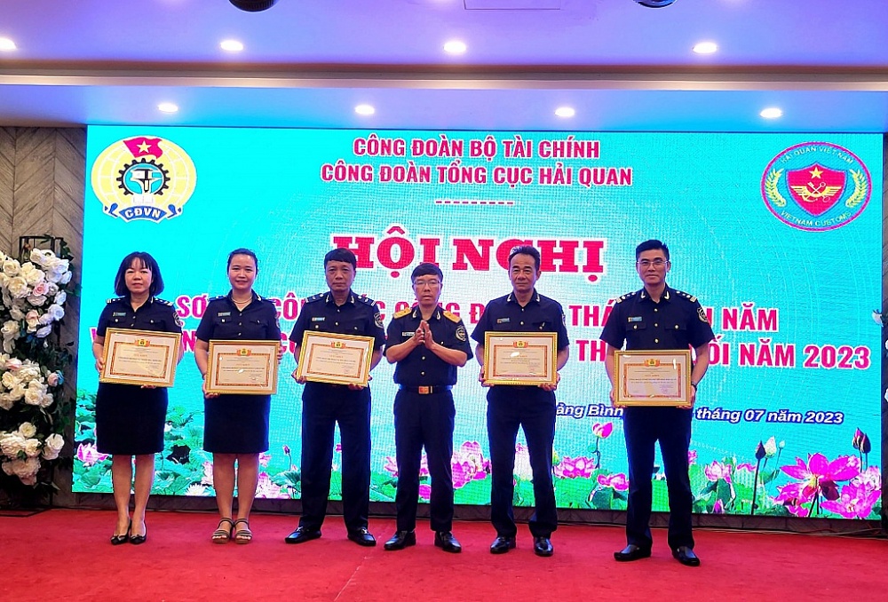 Phó Tổng cục trưởng, Chủ tịch Công đoàn Tổng cục Hải quan Lưu Mạnh Tưởng trao Bằng khen cho các đơn vị, cá nhân có thành tích xuất sắc.
