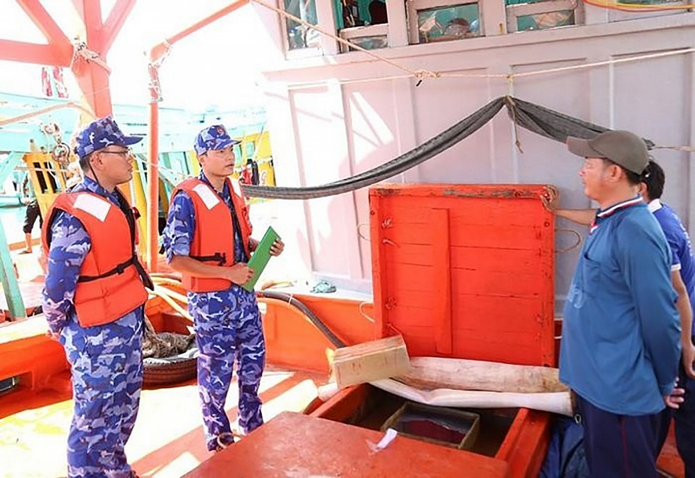 Bộ tư lệnh Vùng Cảnh sát biển 4 bắt tàu buôn lậu dầu đang chở 45.000 lít DO. 	Ảnh: Phạm Tuấn