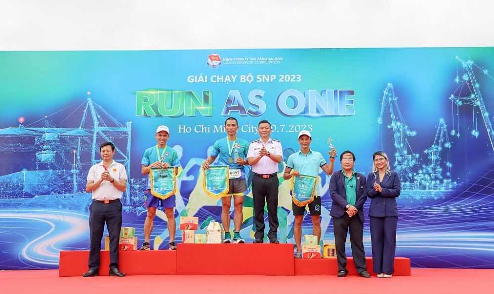Giải chạy bộ của Tân cảng Sài Gòn đã trao 500 triệu đồng cho Quỹ 
