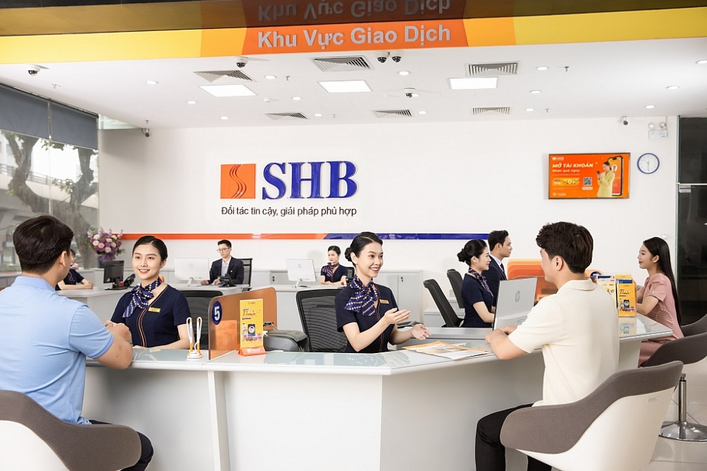 Các ngân hàng đã dồn dập giảm lãi suất hỗ trợ doanh nghiệp. Ảnh: SHB