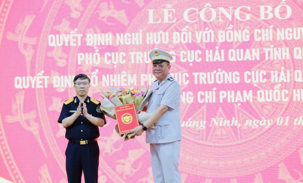 Phỏ Tổng trưởng Tổng cục Hải quan Lưu Mạnh Tưởng trao quyết định và tặng hoa chúc mừng cho ông Phạm Quốc Hưng, Phó Cục trưởng Cục Hải quan Quảng Ninh.