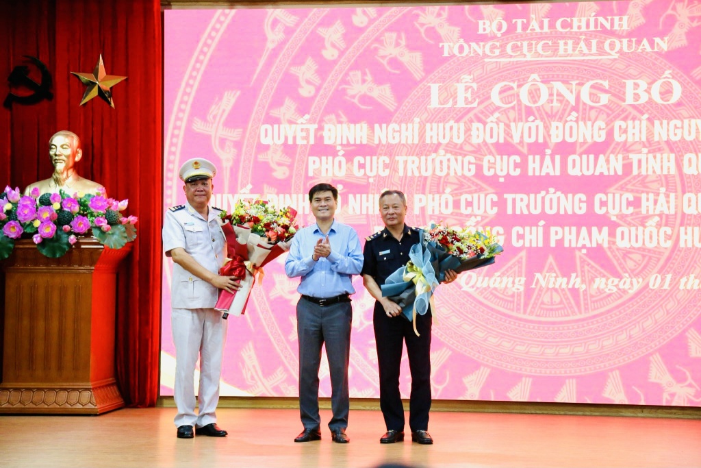 Phó Chủ tịch UBND tỉnh Quảng Ninh Bùi Văn Khắng tặng hoa chúc mừng ông Phạm Quốc Hưng và ông Nguyễn Văn Hường.