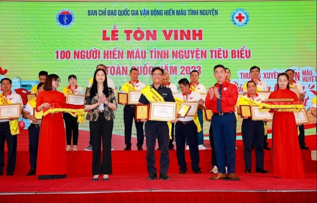 Gương mặt công chức Hải quan được tôn vinh 100 người hiến máu tình nguyện tiêu biểu toàn quốc năm 2023