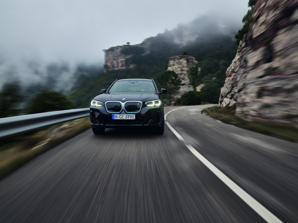Nhập khẩu từ Đức, mẫu xe thuần điện BMW iX3 có giá từ 3,499 tỷ đồng