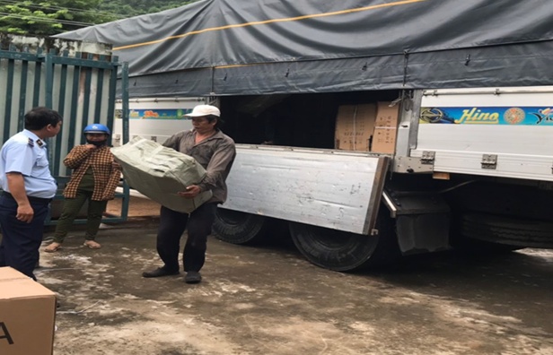 Hải quan Tịnh Biên phối hợp bắt xe tải vận chuyển lượng lớn hàng nghi nhập lậu