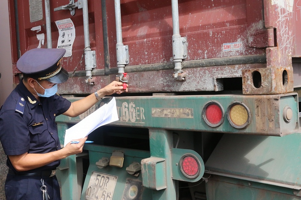Công chức Hải quan Bình Phước kiểm tra hàng hóa xuất nhập khẩu tại cửa khẩu quốc tế Hoa Lư. Ảnh: N.H