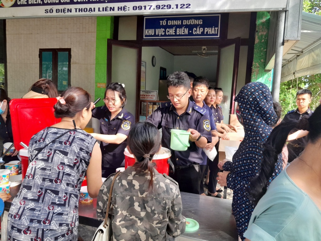 Thanh niên Hải quan thực hiện chương trình thiện nguyện tại Quảng Trị và Đà Nẵng