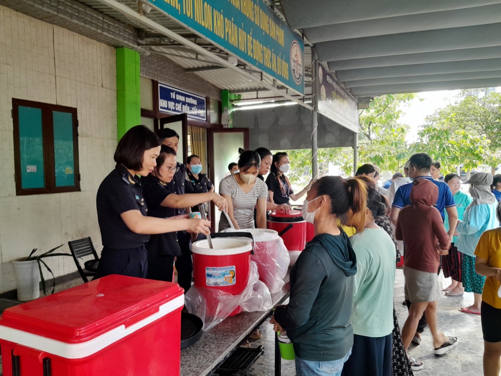 Thanh niên Hải quan thực hiện chương trình thiện nguyện tại Quảng Trị và Đà Nẵng