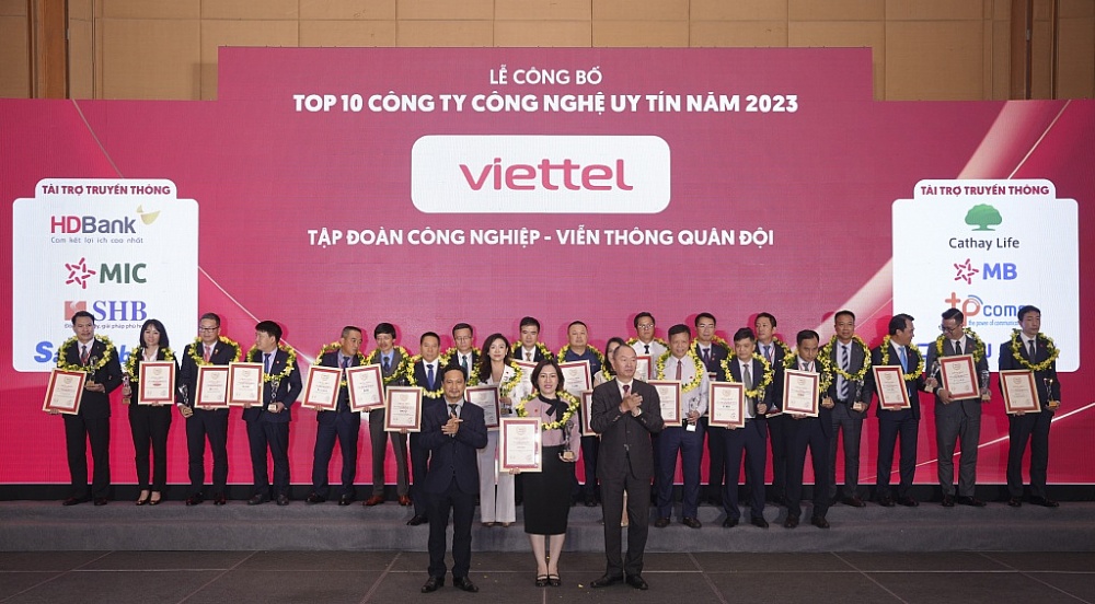 Viettel liên tiếp được vinh danh Công ty công nghệ thông tin – viễn thông uy tín nhất Việt Nam