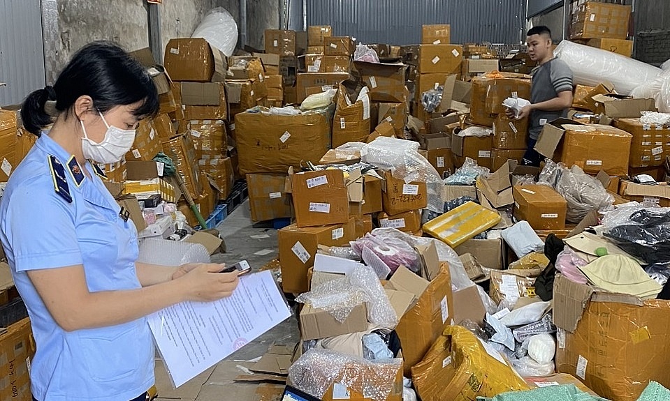 Lực lượng QLTT kiểm tra, xử lý kho chứa hàng hóa vi phạm tại xã Kim Chung, huyện Đông Anh, TP Hà Nội. (Nguồn Tổng cục QLTT)