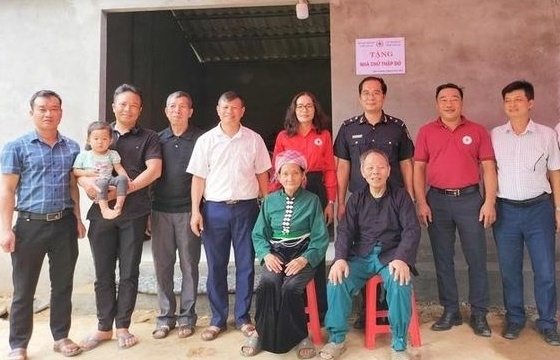 Hải quan Lào Cai hỗ trợ làm nhà “Chữ thập đỏ”