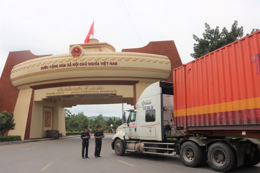 Công chức Hải quan Quảng Trị giám sát hoạt động xuất nhập khẩu hàng hóa qua cửa khẩu quốc tế Lao Bảo. Ảnh: Thái Bình