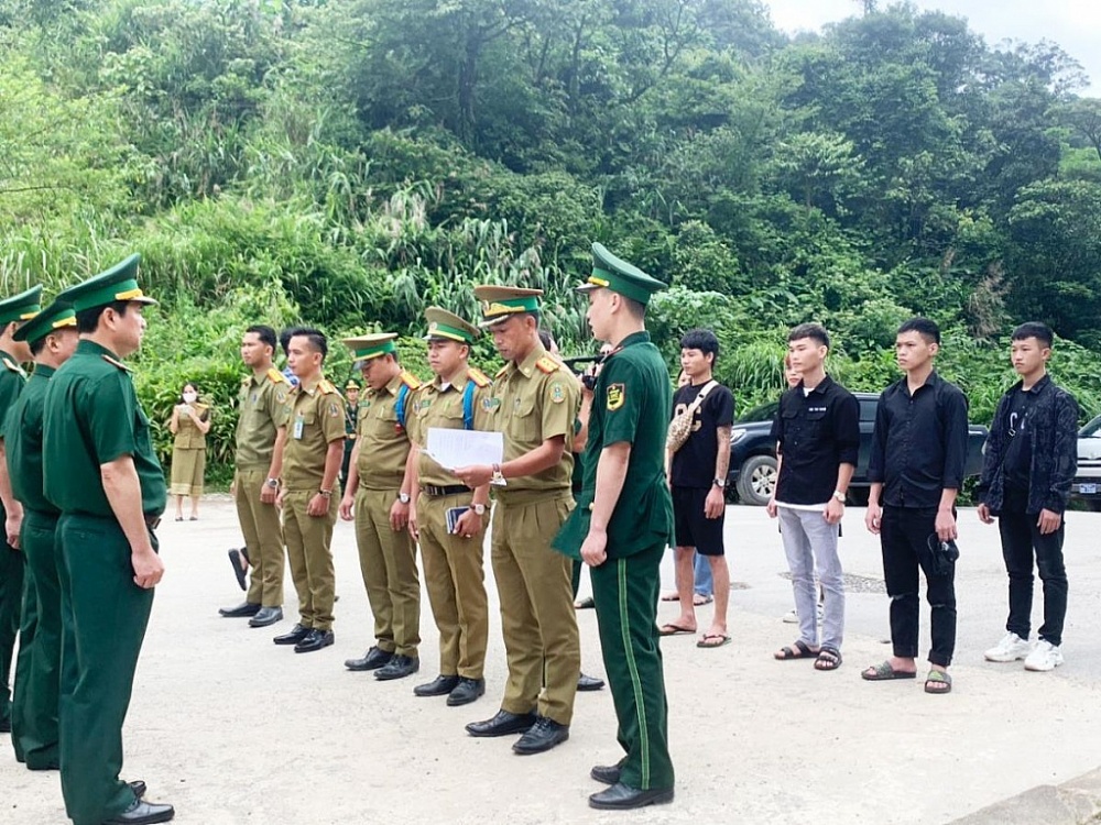 Lực lượng chức năng 2 nước Việt Nam và Lào thực hiện trao trả các công dân Việt Nam được giải cứu từ các vụ án buôn bán người. 	Ảnh: Biên phòng Hà Tĩnh