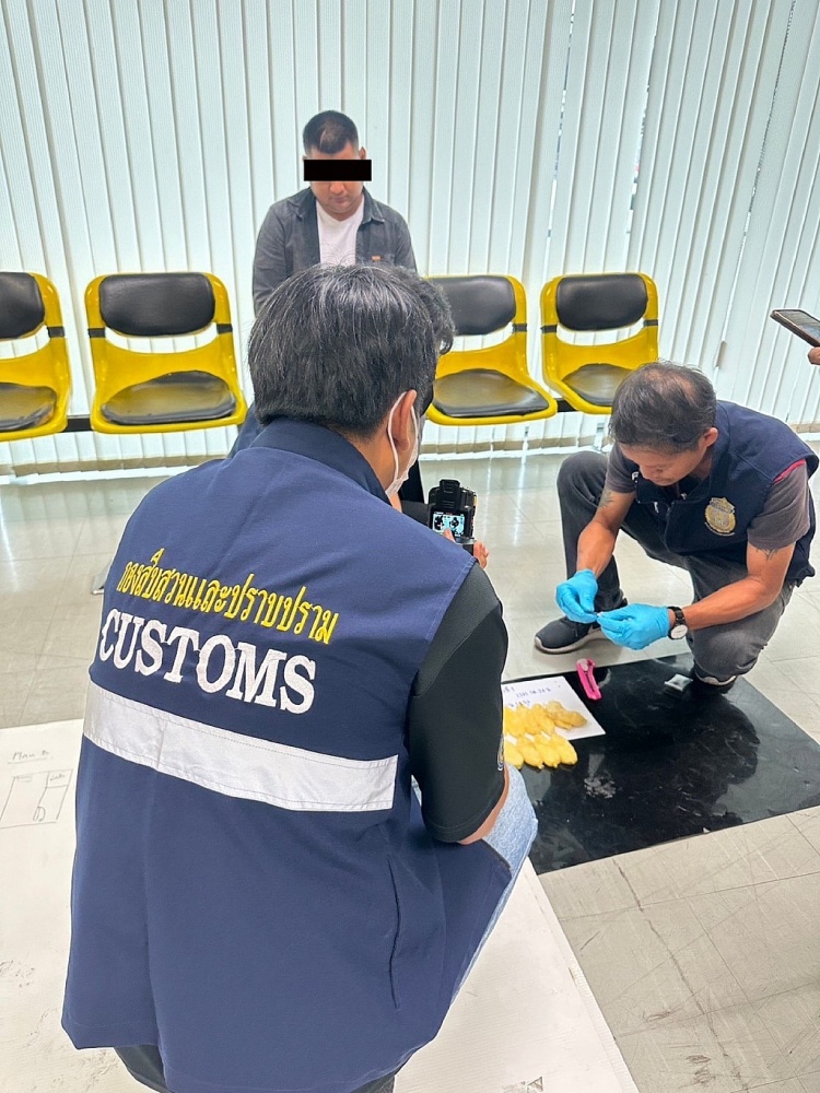 Bắt giữ một hành khách người Peru vì tội buôn lậu  2,38 kg cocaine