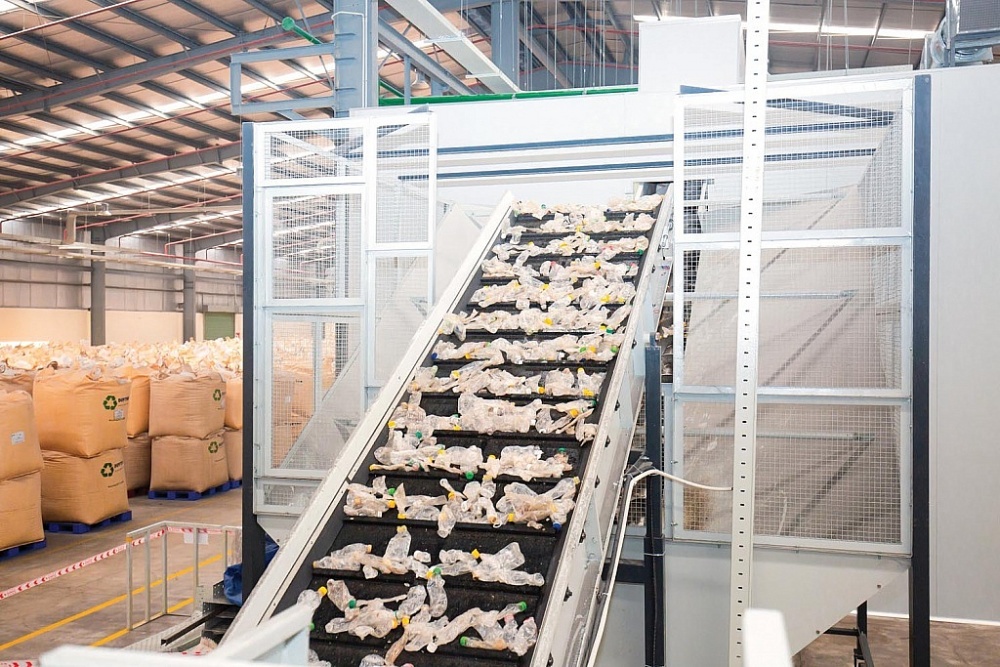 Nhà máy Nhựa tái chế Duy Tân thực hiện những chai nhựa đã qua sử dụng thành vỏ chai an toàn có thể dùng cho thực phẩm. 	Ảnh: T.L