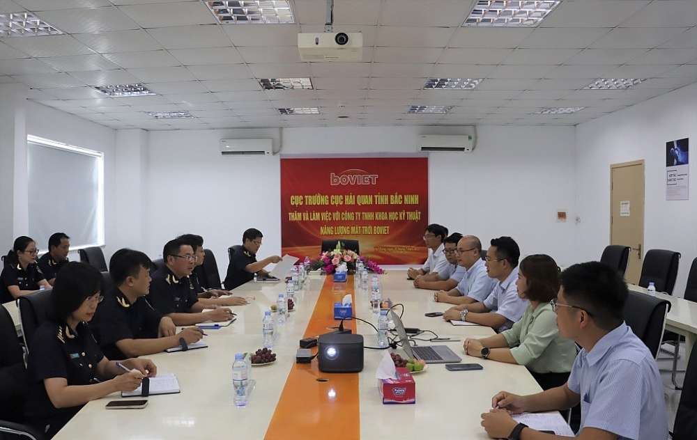 Lãnh đạo Cục Hải quan Bắc Ninh trực tiếp đến làm việc và nắm bắt tình hình tại Công ty TNHH Khoa học kỹ thuật năng lượng mặt trời Boviet. 	Ảnh: Quang Hùng