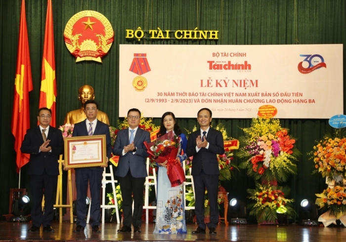 Thời báo Tài chính Việt Nam đón nhận Huân chương Lao động hạng Ba nhân kỷ niệm 30 năm thành lập